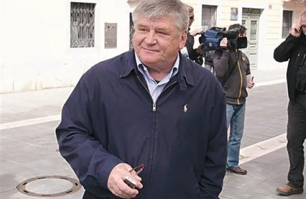 Predsednik stranke Oljka Viktor Markežič zavrača namigovanja v glasilu Mestne občine Koper, da naj bi protestnikom plačal pivo in najel peščico študentk s Pedagoške fakultete
