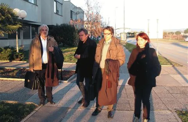 Poražena stran je po razglasitvi sodbe včeraj napovedala pritožbo (z leve): odvetnik Roman Sevšek, Marjan Mikuž, odvetnik Gregor Hrvatin in Loredana Bratož