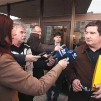 Robert Časar, ki je vse očitke zavrnil, je pojasnil, da je zaposlen kot samostojni kmetovalec in da na leto zasluži od sedem do osem tisoč evrov