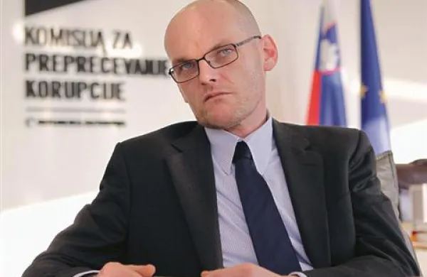  “Ko začnejo govoriti dejstva, številke na bančnih računih, preverjene informacije, prostora za politično demagogijo ne bi smelo več biti, celo v Republiki Sloveniji,” je danes dejal predsednik komisije za preprečevanje korupcije Goran Klemenčič