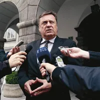 Protikorupcijska komisija ugotavlja, da Zoran Janković ni prijavil za najmanj 2,4 milijona evrov premoženja, Janezu Janši pa se je premoženje nepojasnjeno povečalo za 210.000 evrov