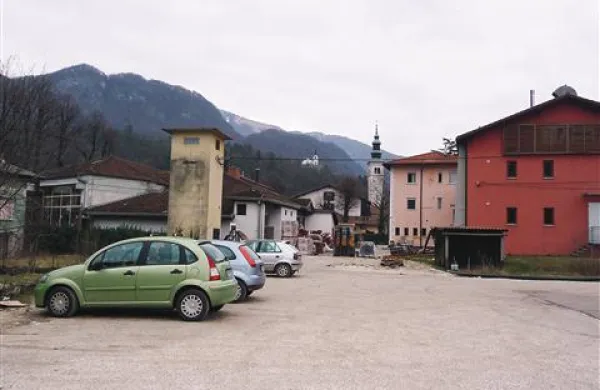 Če bo vse po sreči, bodo na neurejenem parkirišču letos zgradili   stanovanjski blok