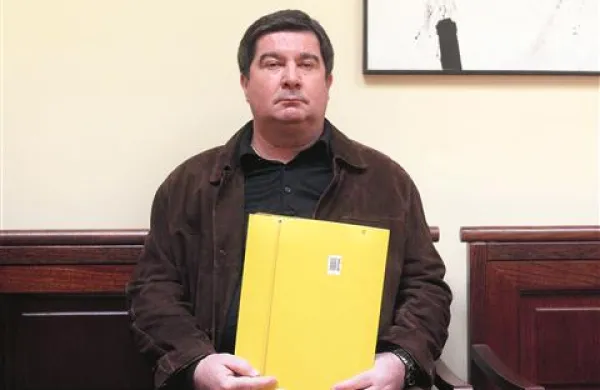 Za nekdanjega predsednika uprave Luke Roberta Časarja je tožilka predlagala enotno kazen šest let zapora 