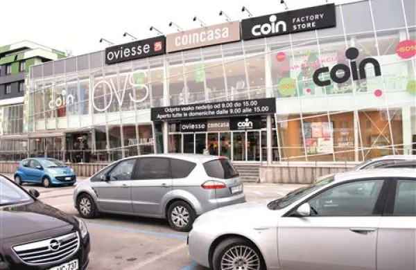 Mlada osumljenca sta se povzpela na streho trgovskega centra in odvila pokrove prezračevalnih jaškov 