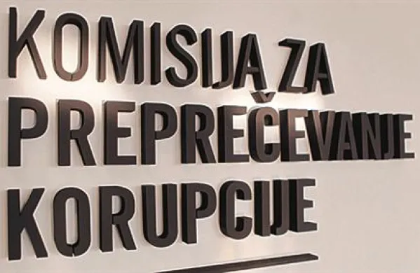 Nekatere izjave zavezancev Zorana Jankovića in predvsem Janeza Janše po objavi poročila implicirajo očitek zlorabe zakona, pristojnosti in dolžnosti komisije, so o odzivih na poročilo zapisali v protikorupcijski komisiji