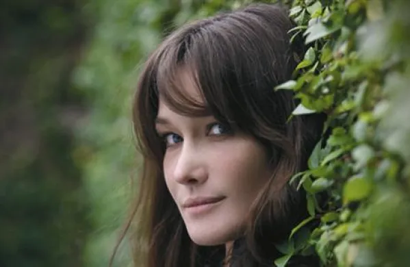 Nekdanja francoska prva dama Carla Bruni-Sarkozy bo v prihodnjih mesecih izdala nov album z naslovom Little French Songs