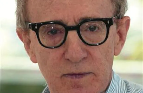 Film Blue Jasmine, za katerega Woody Allen podpisuje tudi scenarij, prikazuje življenje nad modo navdušene newyorške gospodinje, ki jo igra Cate Blanchett
