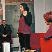 Klarisa Jovanović (na sredi) je pod budnim očesom urednika zbirke Helia Gašperja Maleja in gostiteljice Jasne Čebron tudi prikazala, kako zapeljivo melodična  je grščina
