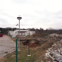 Izkop ob sežanski čistilni napravi je verjetno narejen za predvideno ponikovalnico, ki pa po mnenju jamarjev ne bo preprečila onesnaževanja Reke in drugih podzemnih vod