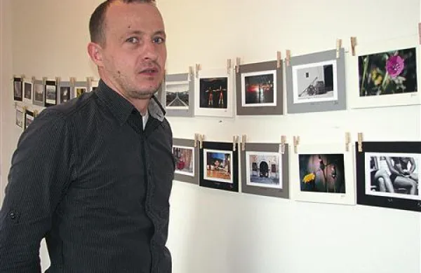 Klemen Bizjak želi z dobrodelno fotorazstavo pomagati Rdečim noskom 