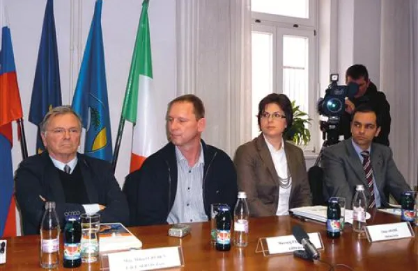 Z leve: Mihael Gruden (E.D.T. Servis), Mavricij Pavletič (Gipo), Tanja Adamič (občina), Gregor Franič (Gipo)  