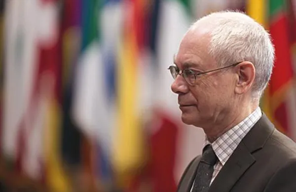Predsednik Evropskega sveta Herman Van Rompuy je danes po telefonu poklical predsednika vlade Janeza Janšo in mu izrazil osebno podporo ob zadnjih političnih dogajanjih v Sloveniji, so sporočili iz kabineta predsednika vlade