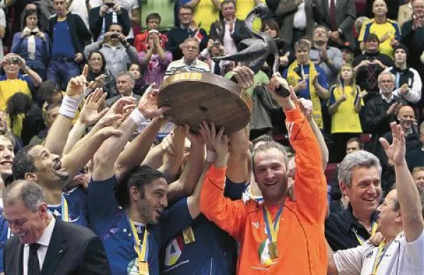 Na zadnjem SP na Švedskem so se rokometnega prestola veselili Francozi