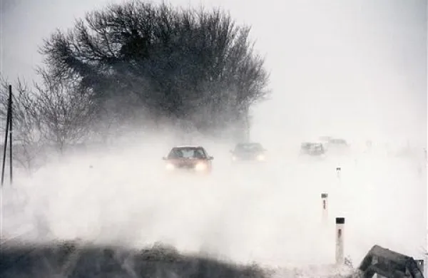 Ko se odpravimo na pot v zimskih razmerah, moramo biti primerno opremljeni, je nauk snežnega meteža in večurnega zastoja 8. decembra  pri Rakitniku (slika je simbolična) 