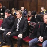 Po razglasitvi sodbe sta Robert Časar (prvi z leve) in Marjan Mikuž (prvi z desne) razočarana zapustila sodno dvorano. Razglasitev sodbe in njeno obrazložitev je do konca poslušal le Srečko Prijatelj.