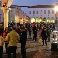 Protestniki na Titovem trgu
