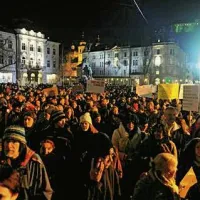 Na protestu v Ljubljani se je zbralo več tisoč ljudi