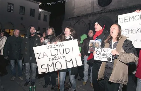 Decembrski protesti na Titovem trgu v Kopru