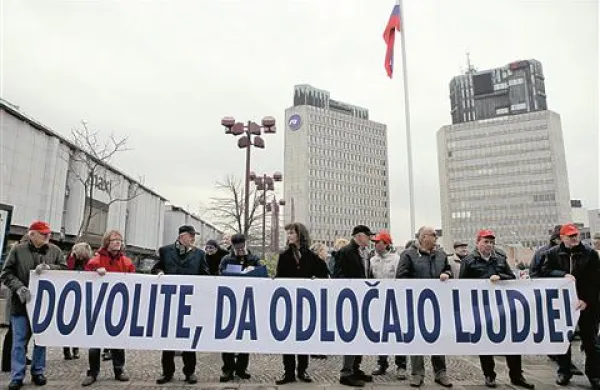 Sejo ustavne komisije je  pred DZ spremljal protest skupine aktivnih državljanov, ki nasprotujejo ustavnim spremembam