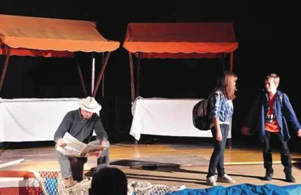 Otroci, star&scaron;i in učitelji skupaj na odru