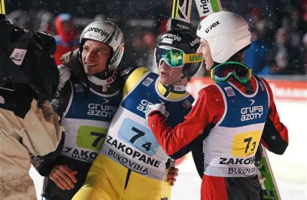 Slovenci se veselijo zmage - z leve Robert Kranjec, Peter Prevc in Jaka Hvala, na fotografiji iz Zakopanov manjka Jurij Tepeš