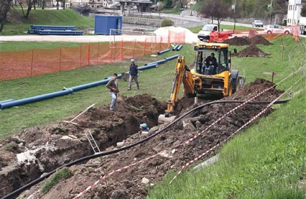 Po lanski namestitvi 1286 metrov varnih cevi na zamenjavo v Idriji čaka še 17 kilometrov več kot pol stoletja starih  in  zdravju nevarnih