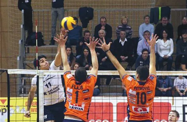 Salonitov Janko Bregant (levo) je dolenjskim  rojakom iz Krke nasul 16 točk
