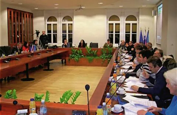 Se bo bistri&scaron;ki svet razpustil?