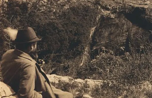Fotografija z naslovnice: L. K. Moser nad vrtačo Lašca, v ozadju nabrežinski viadukt (leta 1894)