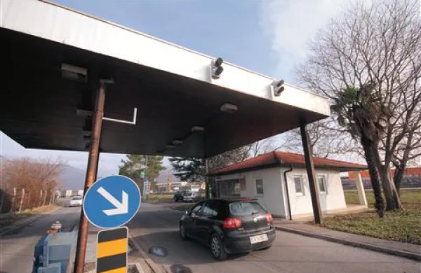 Objekt v Solkanu  bi ministrstvo prodalo, na občini pa opozarjajo, da še vedno ni odstranilo motečega nadstreška