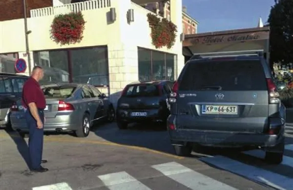 Tako si je redar leta 2010 ogledoval avtomobil podžupana Darka Grada, parkiran na prehodu za pešce. Kdo ve, ali ga je tudi kaznoval?