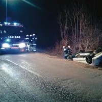 Dva avta končala na strehi