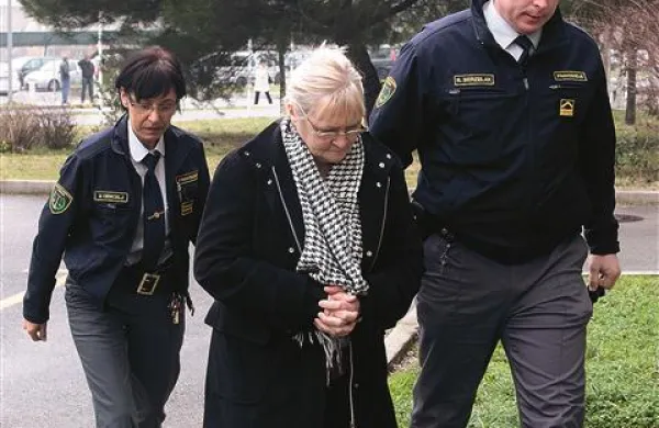 Marijo Kamenik so  iz celjskega pripora pripeljali na koprsko sodišče