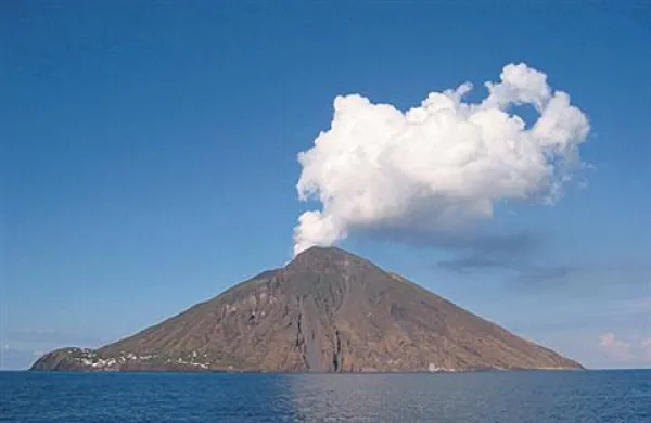 Vulkan Stromboli nedaleč od Sicilije se je prebudil