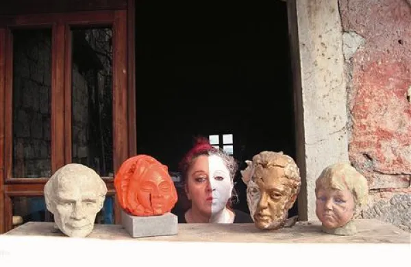   Matejka Belle med svojimi skulpturami - avtoportret 