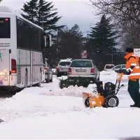 Šolski avtobusi so včeraj zamujali tudi v Sežano (na fotografiji se pelje proti šoli že po osmi uri), v Brkinih ga sploh ni bilo