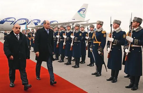 Premier Janez Janša je danes ob začetku uradnega obiska v Azerbajdžanu v nagovoru slovenskim gospodarstvenikom, ki ga spremljajo, to deželo ob Kaspijskem morju predstavil kot deželo priložnosti