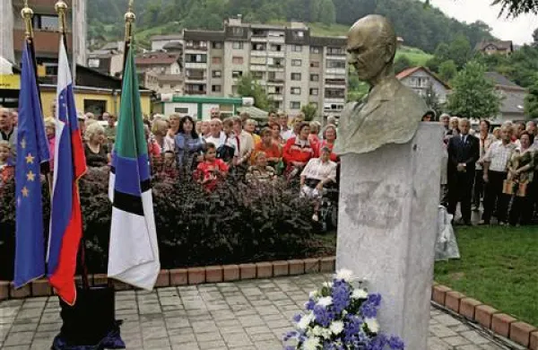 Ljubljansko višje sodišče je odločilo, da kipa Janeza Drnovška v Občini Zagorje ni treba odstraniti. Foto: STA.