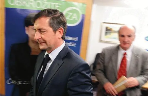 Tudi Karl Erjavec je, poleg  Viranta in  Žerjava, za odstop premierja