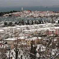 Sneg na Kraški planoti, na Goriškem in občasno tudi ob morju! Takšna je napoved tržaškega vremenarja Darka Bradassija za prihodnje dni (fotografija je iz arhiva)