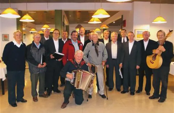 Vokalna moška pevska skupina Društva upokojencev Bertoki-Prade je konec decembra  obiskala varovance Doma upokojencev na Markovcu