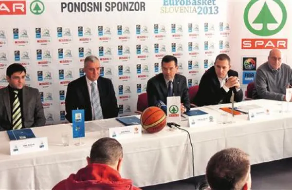 Z leve direktor EuroBasket 2013 Aleš Križnar, generalni sekretar KZS Iztok Rems, direktor Spara Igor Mervič, direktor reprezentanc  Matej Avanzo in ambasador EP Ivo Daneu