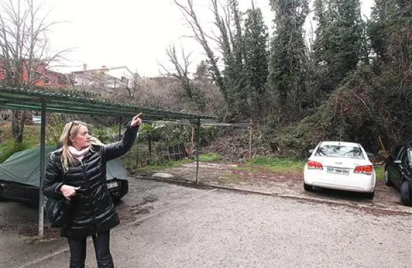 Manca Plazar pred grapo sredi Lucije, ki jo želi občina pozidati s stanovanji 
