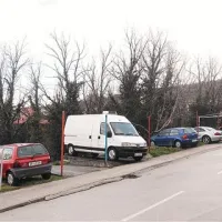 Na robu grape so si sosednji stanovalci uredili parkirišča na občinski in zasebni zemlji