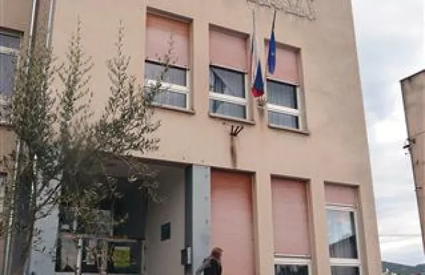 Tudi šolski kompleks na Dobrovem naj bi letos začenjal dobivati novi obod 