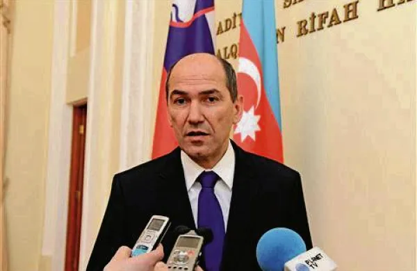 Premier Janez Janša se je v Bakuju z azerbajdžanskim kolegom Arturjem Rasizadejem dogovoril za oblikovanje slovensko-azerbajdžanske komisije