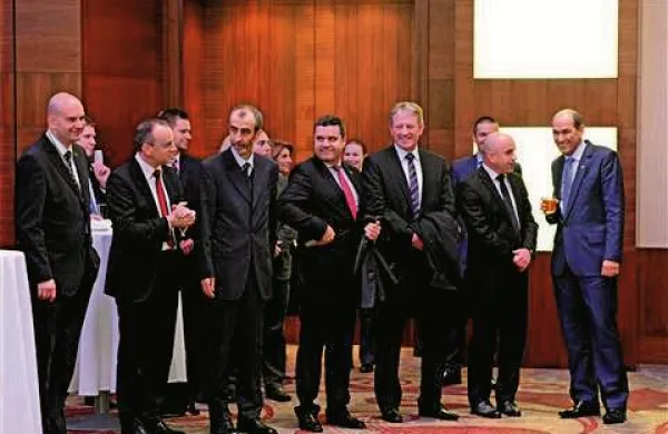 Slovenski premier Janez Janša je v Bakuju pozval azerbajdžanske podjetnike, naj  investirajo v Slovenijo