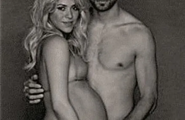 Pevka Shakira in njen partner, nogometaš Gerard Pique, vabita na virtualno zabavo ob prihodu novorojenčka