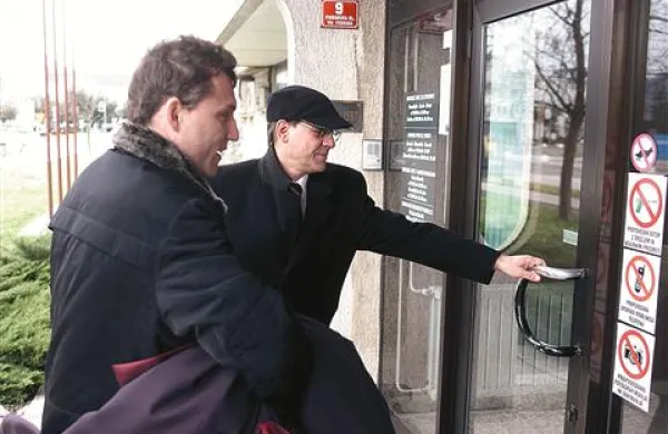 Darko Darovec v spremstvu svojega odvetnika Aleksija Mužine ...