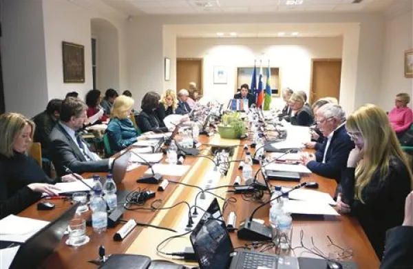 Svetniki v Šempetru bodo danes že tretjič pred dilemo, ali naj Alei Iacti podelijo soglasje za igralni salon. Enkrat so ga že dali, enkrat pa zavrnili. 